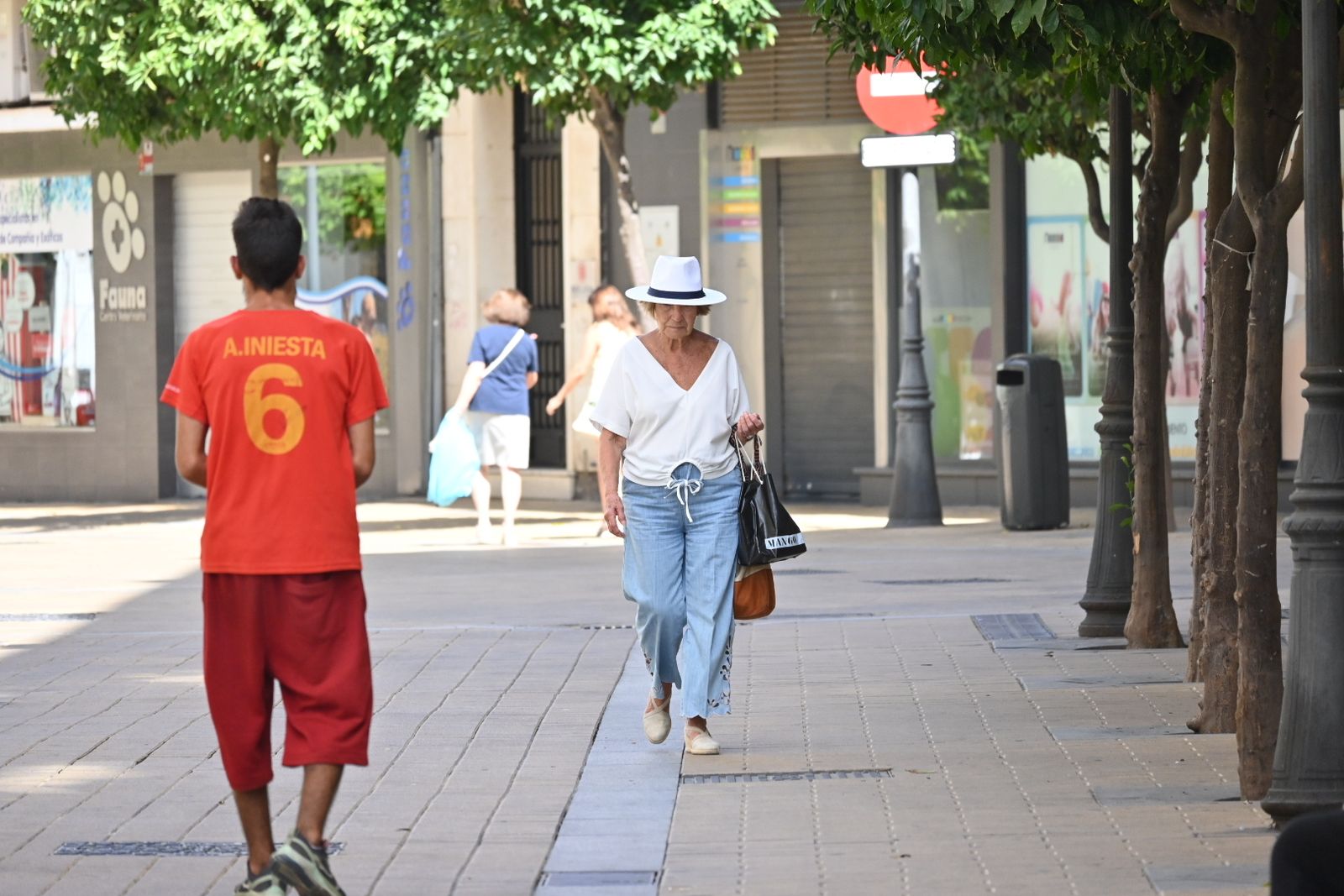 Las mejores imágenes de este sábado de intenso calor en las calles de Huelva