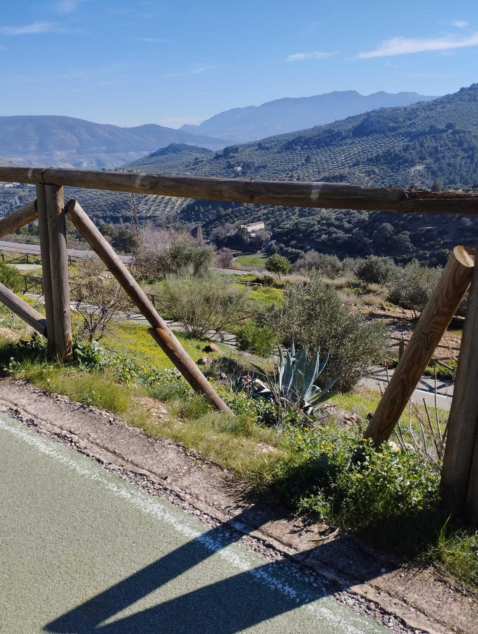 Así se encuentra la Vía Verde de Jabalcuz: vallas rotas, señales arrancadas y suciedad
