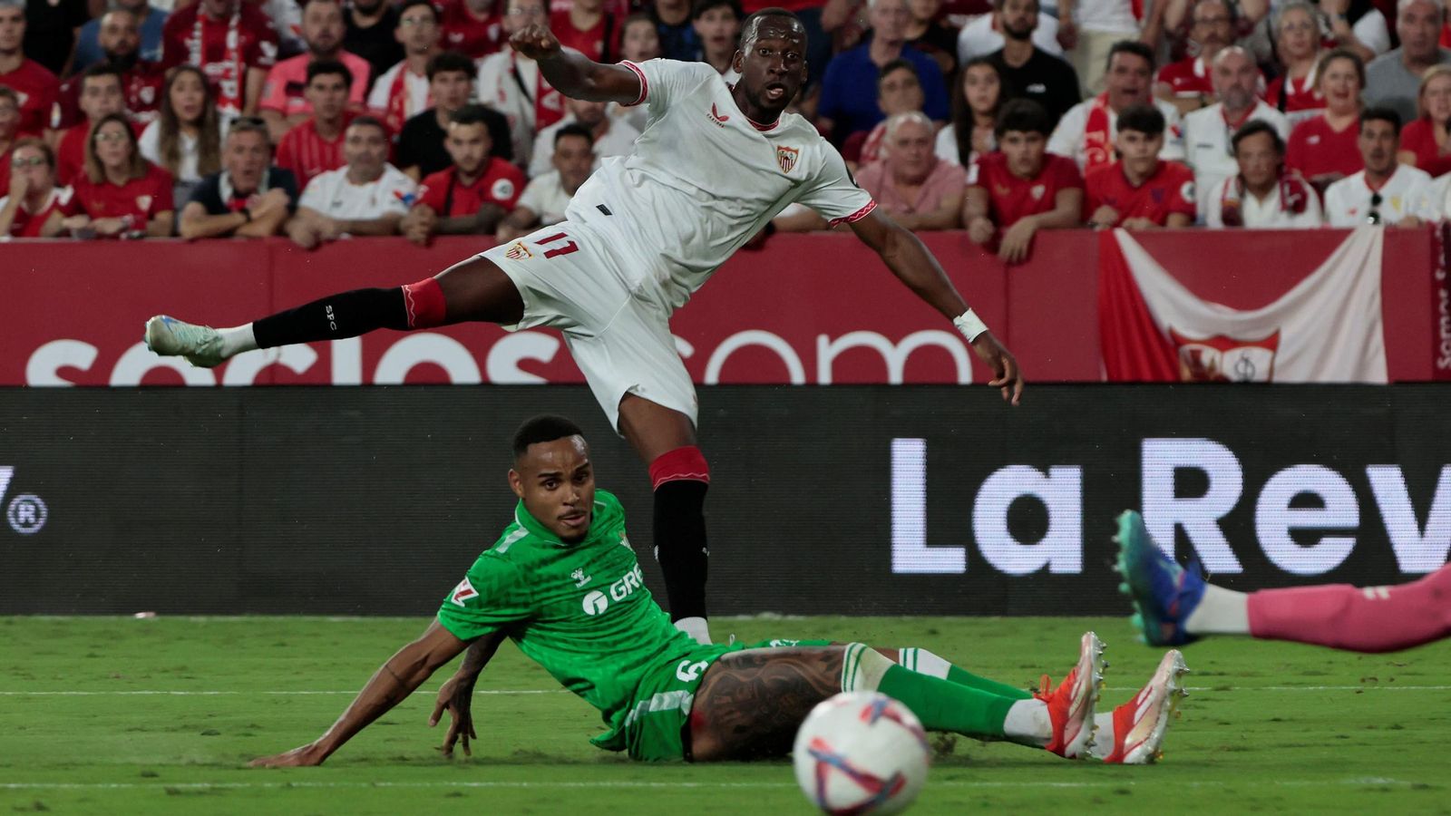 Lukébakio dispara ante Natan.