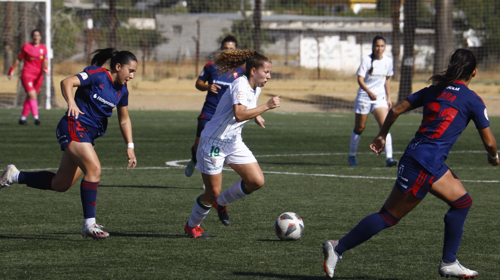 Cintia Hormigo es presionada por una jugadora del Fundación Albacete.