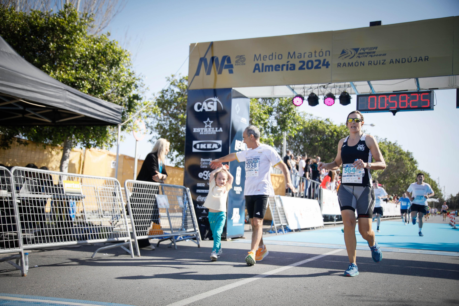 Imágenes de la llegada de la Media maratón Ciudad de Almería