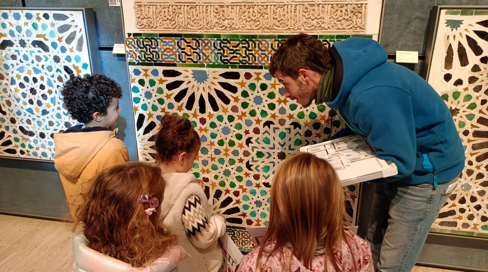 Imagen de un taller con niños en la Alhambra.