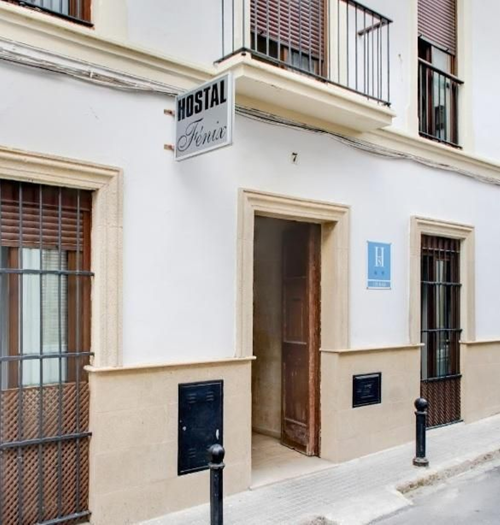 Fachada del Hostal Fénix, en la calle Cazón del barrio de San Miguel de Jerez.