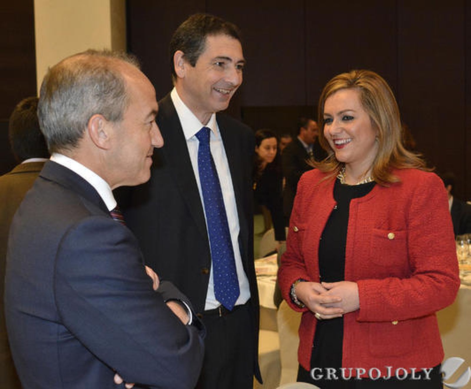 Javier Segovia y Ramiro Angulo conversan con la consejera María Jesús Serrano.

Foto: Juan Carlos Vázquez / Manuel Gómez