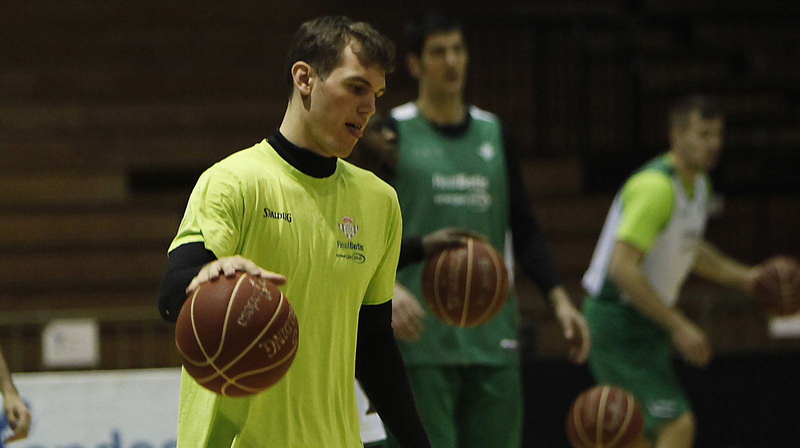 Radicevic bota el balón en un entrenamiento.