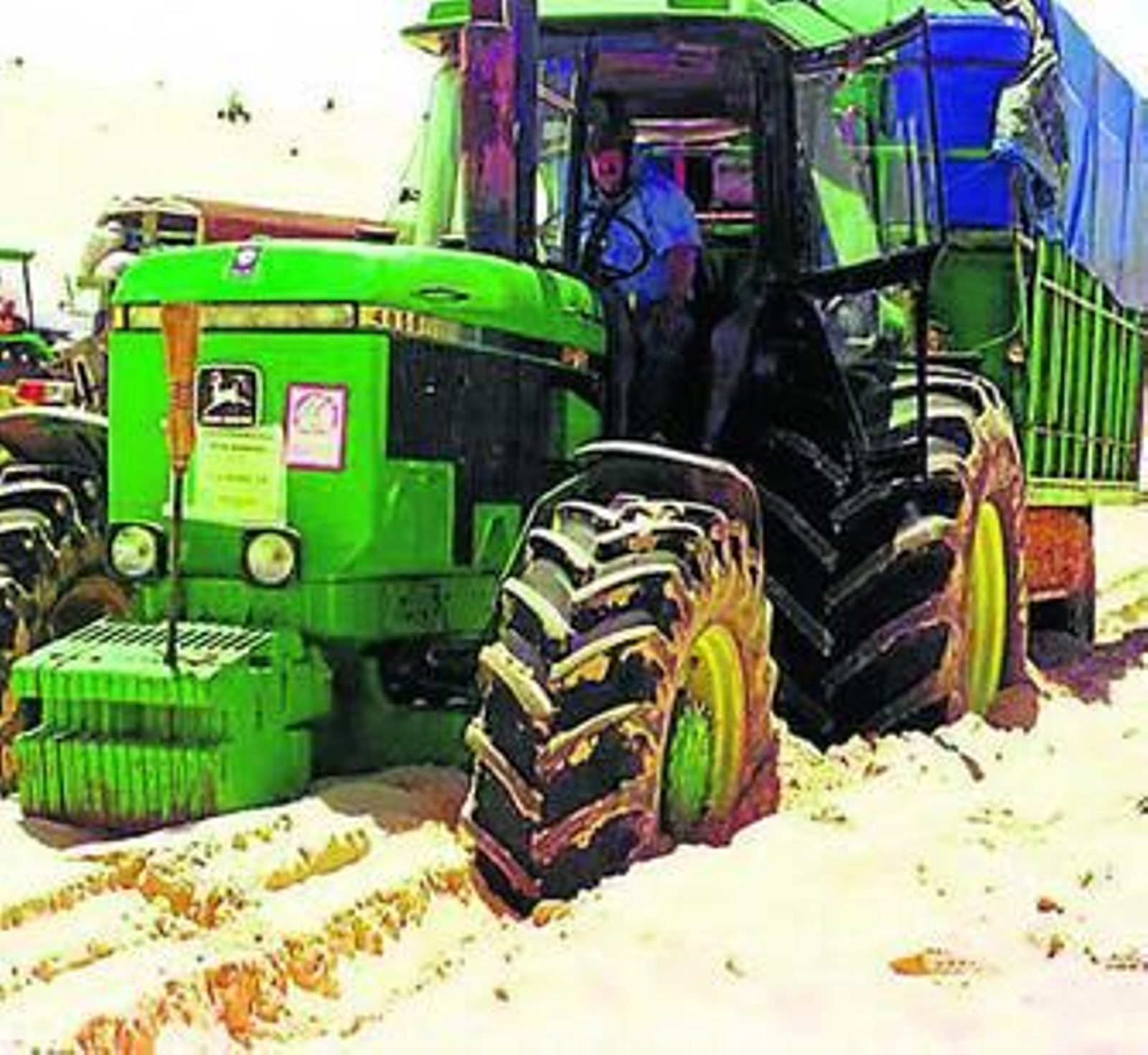 Un tractor con remolque pasando los arenales de Doñana. Un tractor con remolque pasando los arenales de Doñana.