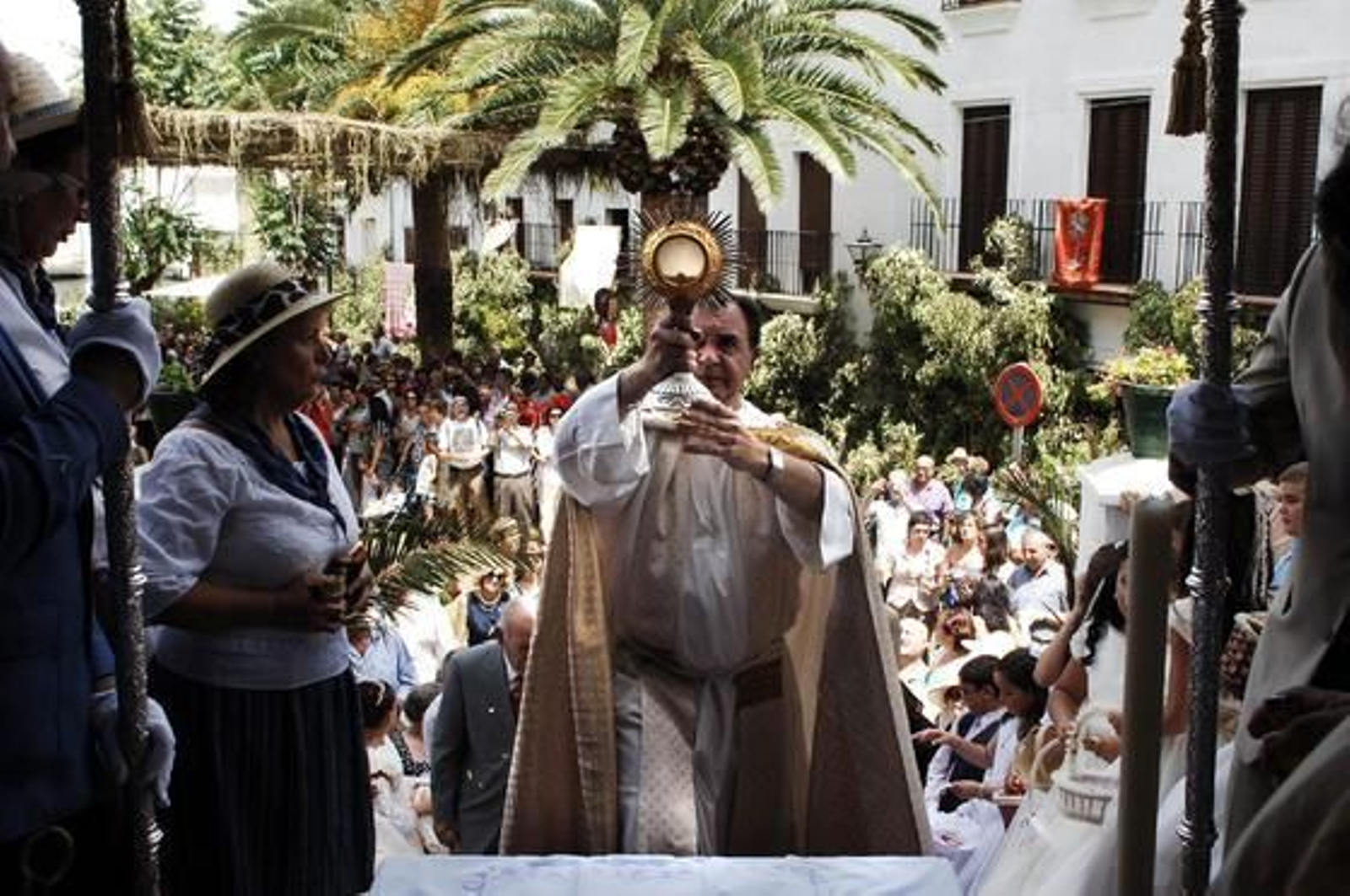 A pesar del caluroso día, ambas procesiones (declaradas de interés turístico) fueron seguidas por una gran cantidad de vecinos y visitantes. /Fotos: Ramón Aguilar

Foto: Ramon Aguilar