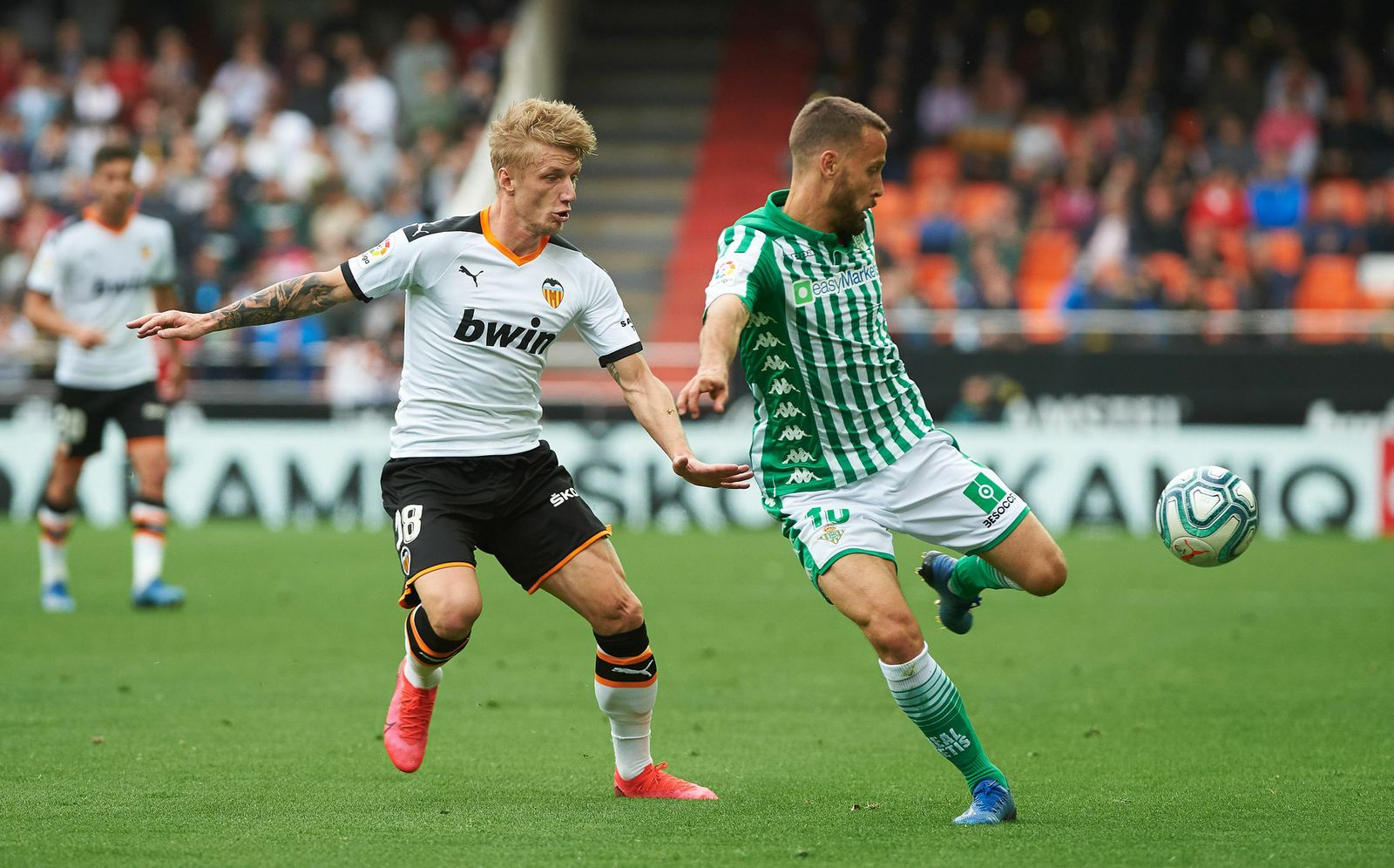 Canales intenta llevarse la pelota ante Wass.