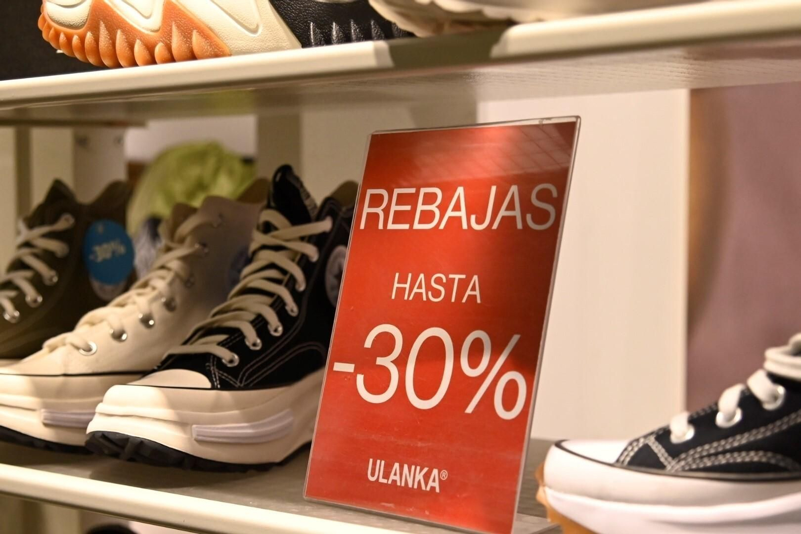 Las cordobeses se echan a la calle el primer día de las rebajas de invierno, en imágenes
