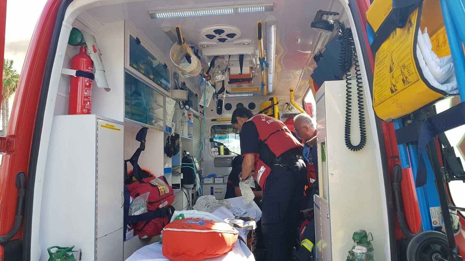 La UMSI atiende a un bombero herido por una explosión en el incendio del polígono Guadalhorce.