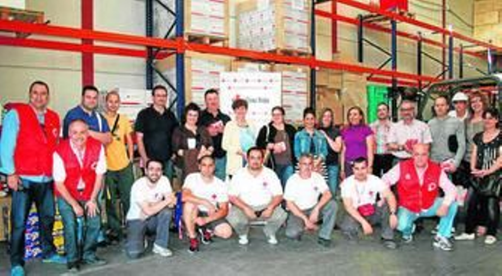 Trabajadores de El Árbol en su visita a las instalaciones de Cruz Roja Española en Almería.