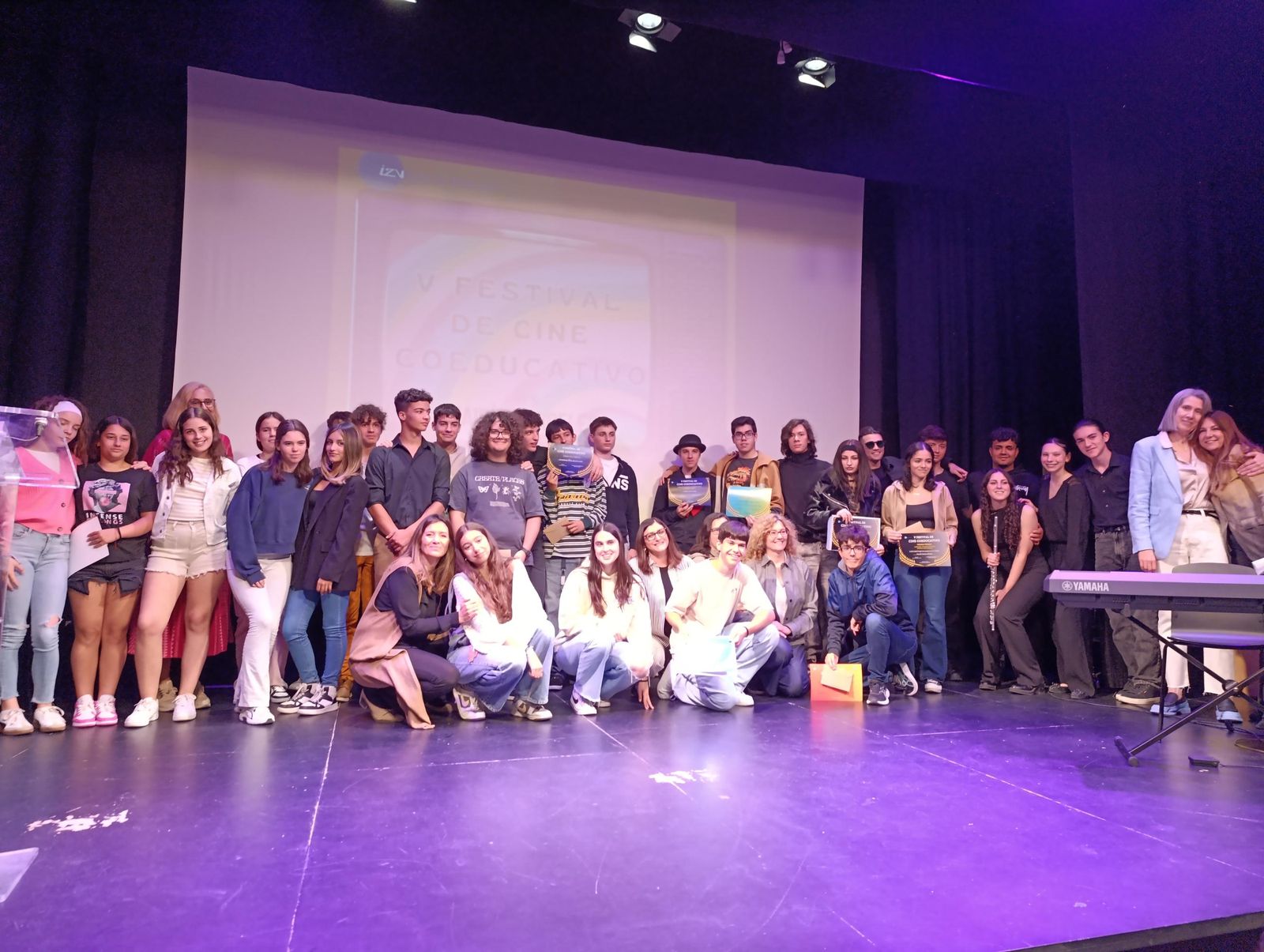 Foto de familia de los ganadores en el V Festival de Cine Coeducativo.