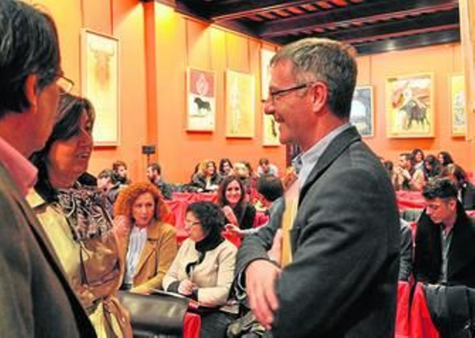 Guirao y Fernando Martín conversando en el Salón de los Carteles de la institución maestrante.