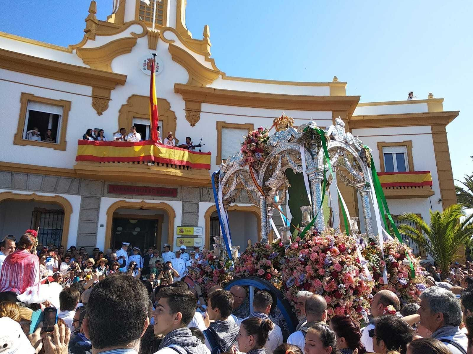 La carroza del Simpecado en la Plaza de la Marina