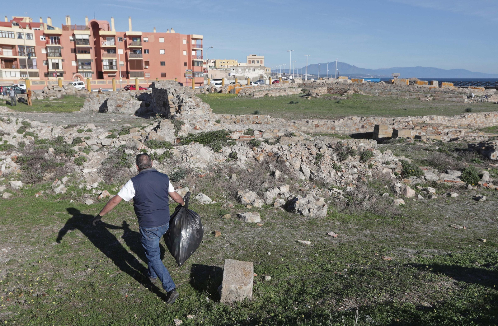 Limpieza del Fuerte Santa Bárbara de La Línea