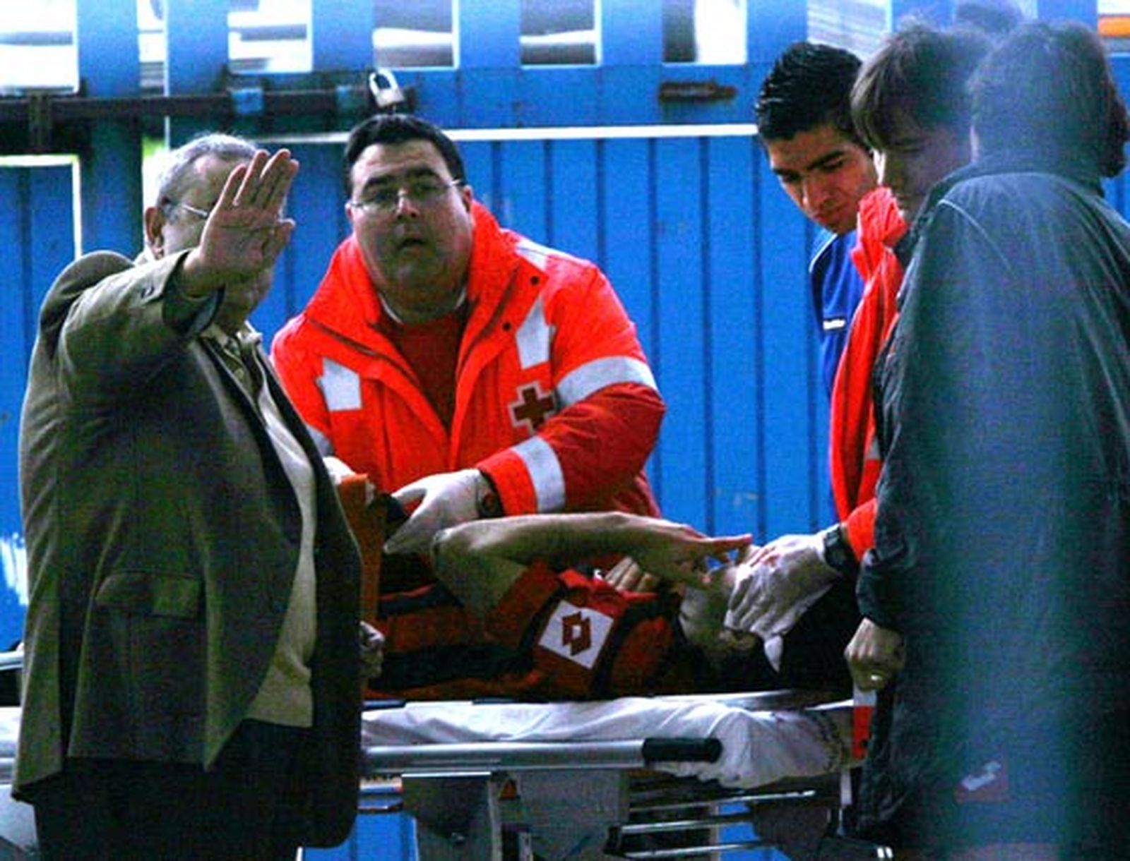 El jugador del Melilla Carlos Ruiz es atendido por la Cruz Roja. 

Foto: Vanesa Lobo