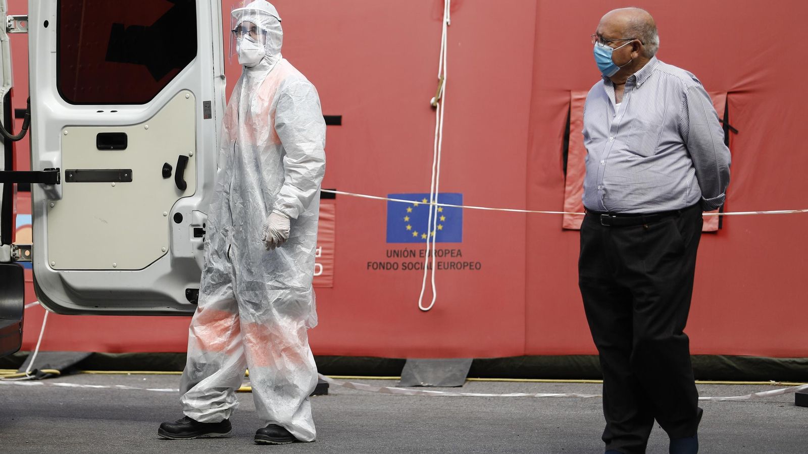 Un operario de ambulancia y una persona mayor en un hospital de Granada