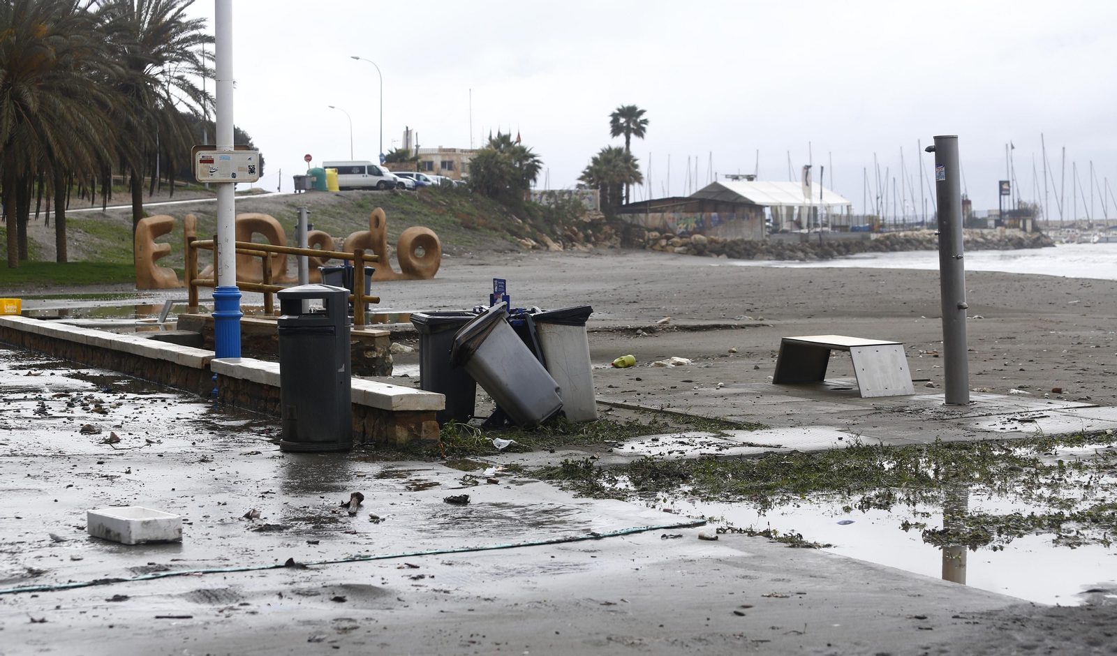 Las fotos de los efectos del temporal en las playas y paseos marítimos de Málaga