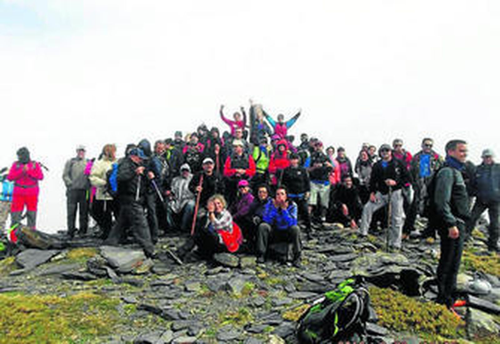 Los senderistas en la cima de El Chullo.