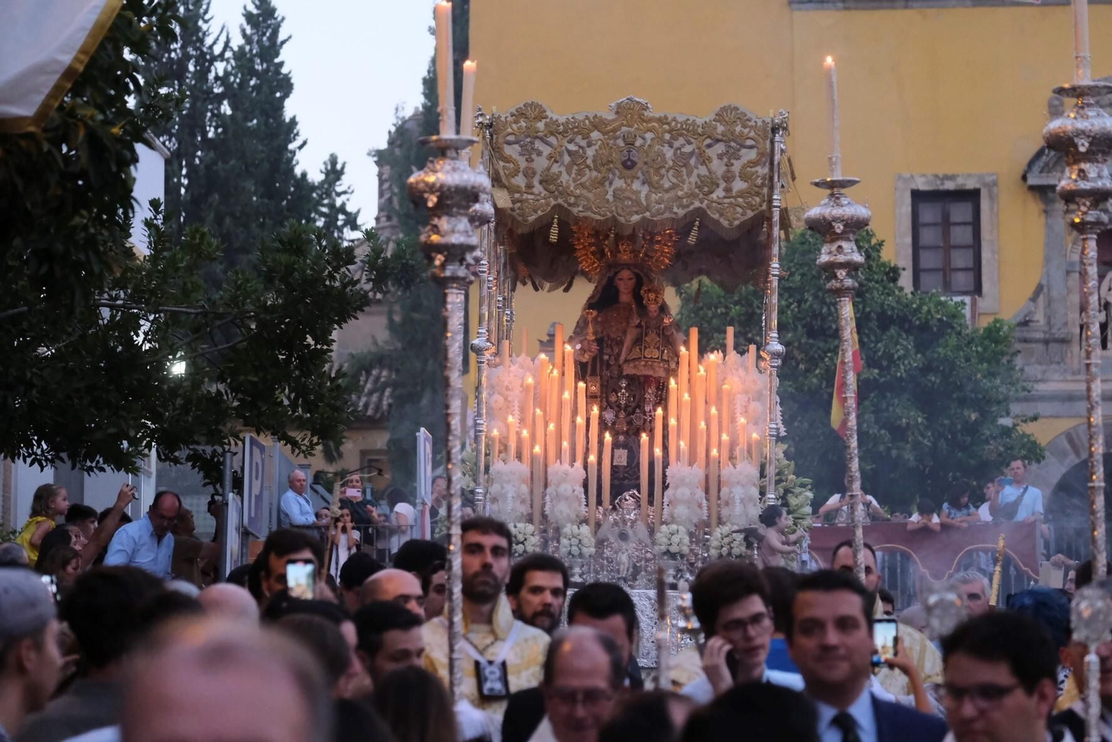 La procesión de la Virgen del Carmen de San Cayetano de Córdoba, en imágenes