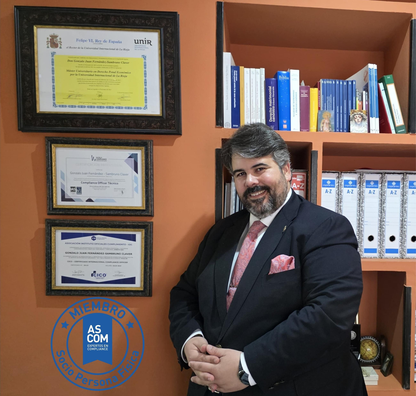 El abogado titular de Claver & Egler Abogados y Mediadores posa junto a sus títulos de Máster en Derecho Penal Económico, los certificados de la World Compliance Association, del Instituto de Oficiales de Cumplimiento, y el distintivo de socio de ASCOM.