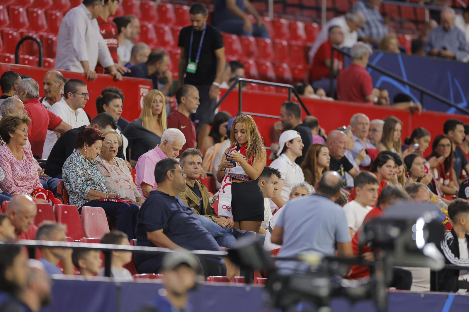 Búscate en las fotos del Sevilla-Lens