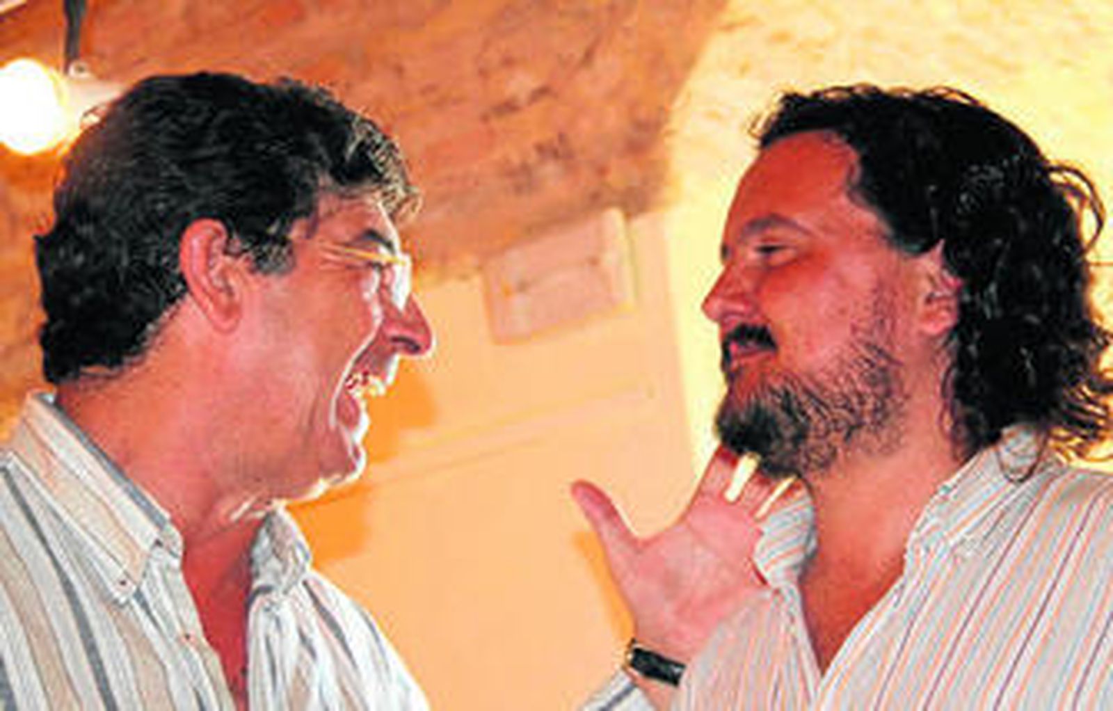 Diego Valderas felicita al alcalde electo de Medina, Fernando Macías, ayer por la tarde.