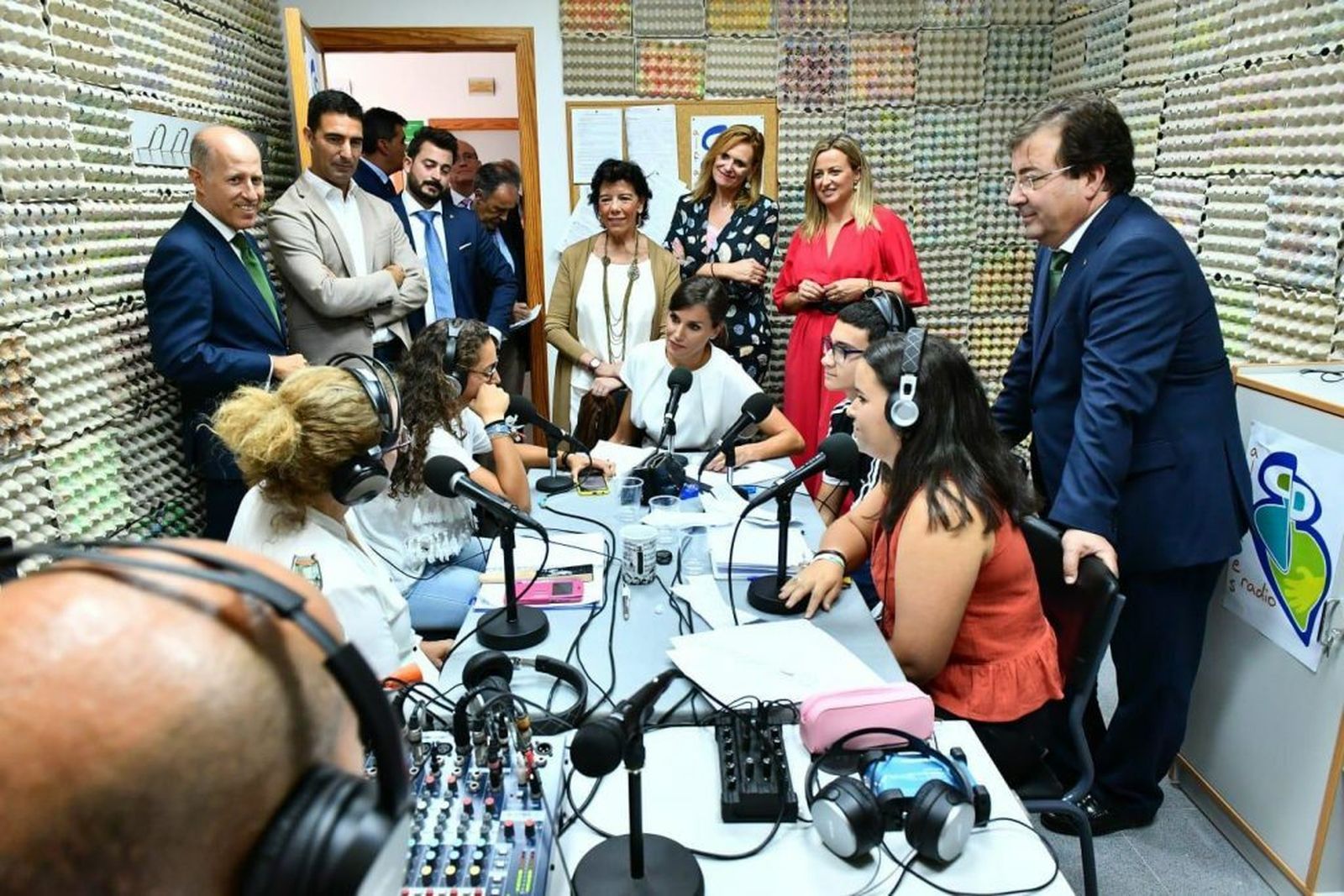 Doña Letizia con los alumnos extremeños de Radio Alfares