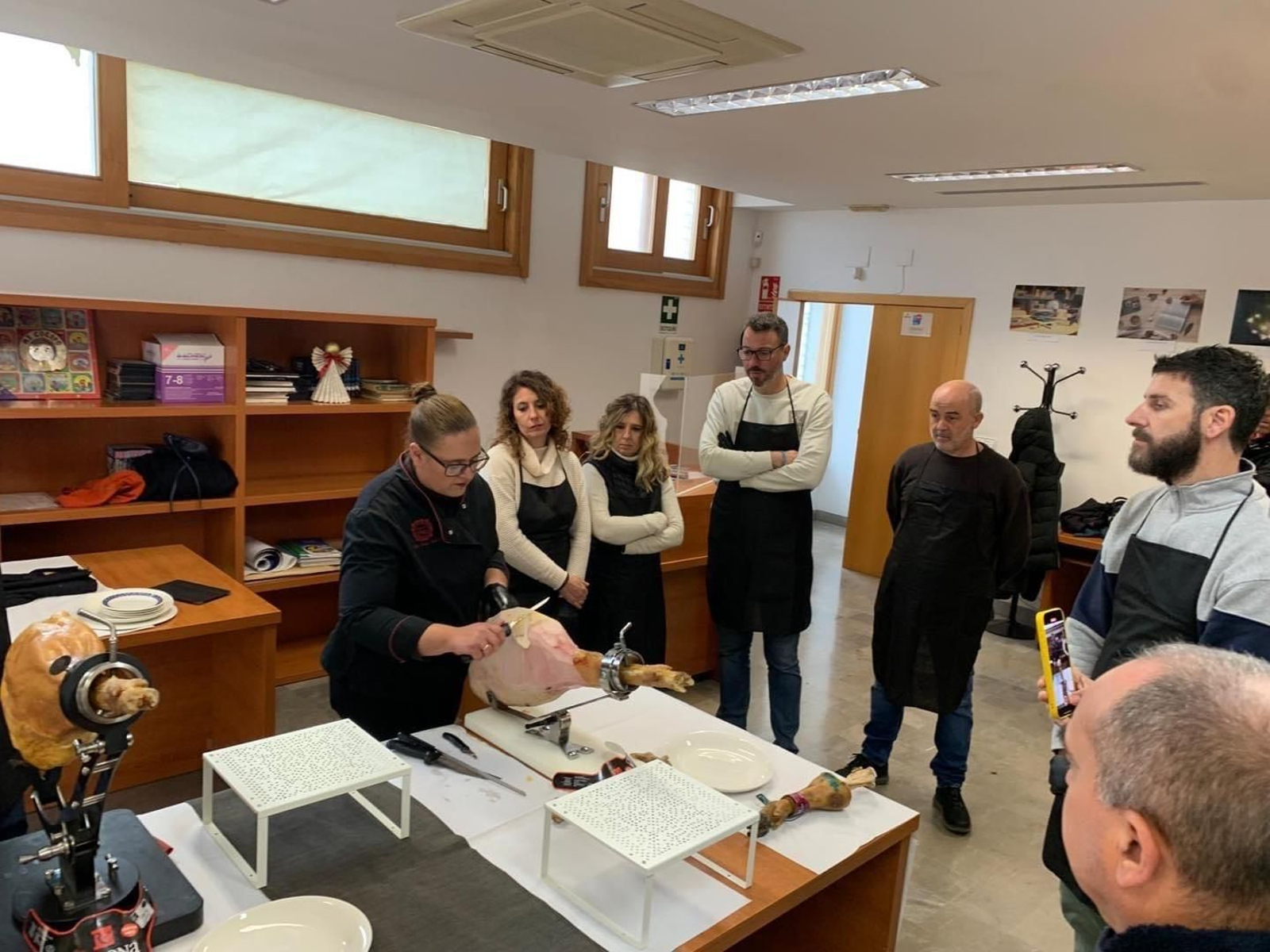 Imagen del curso de cortador de jamón impartido en Otura Imagen del curso de cortador de jamón impartido en Otura