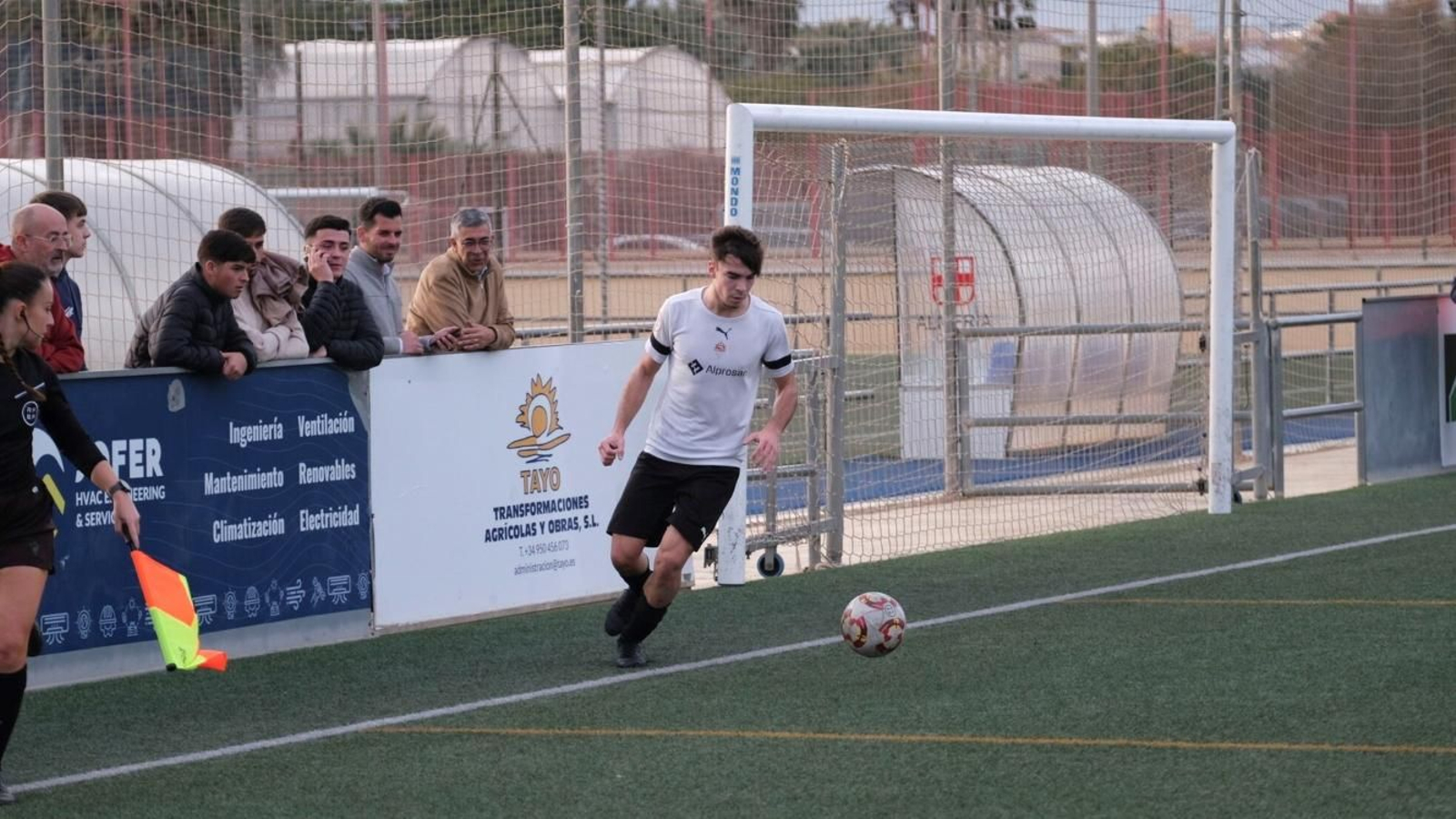 El conjunto almeriense cayó ante el líder de su grupo.