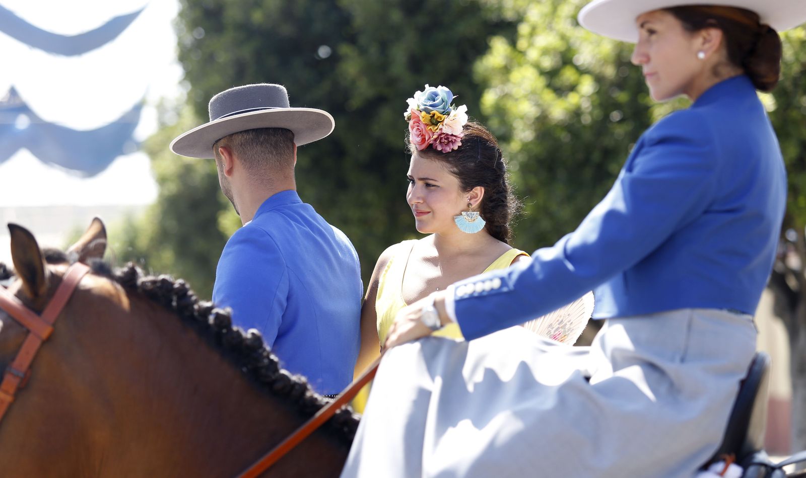 Mujeres a caballo en el Real de la Feria.