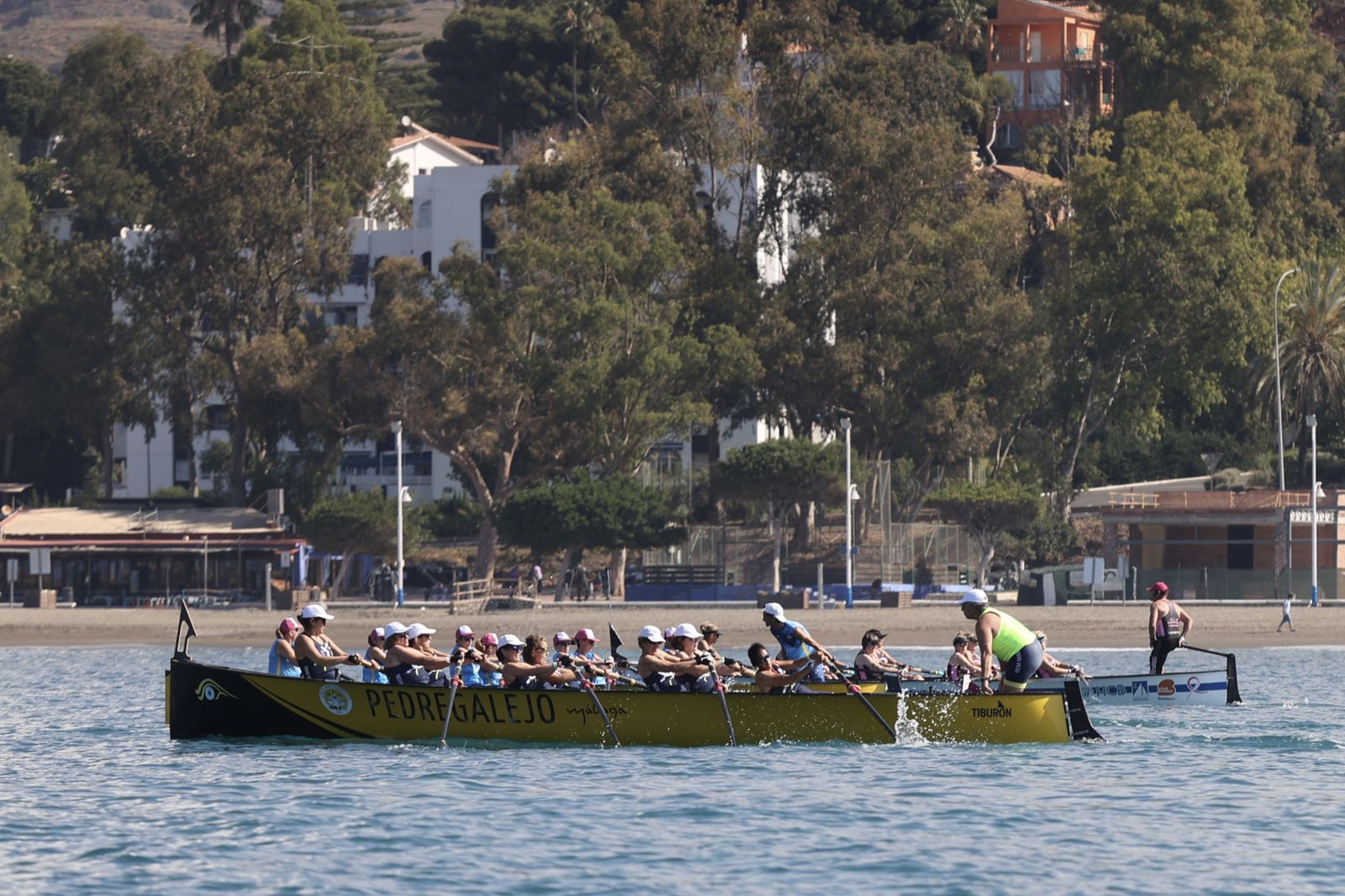 Más de 100 mujeres supervivientes de cáncer participan este sábado en una Regata Nacional en Málaga