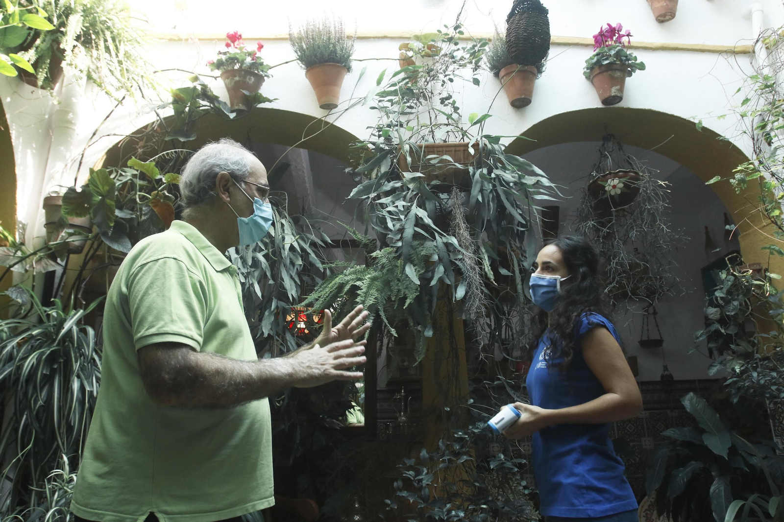 Lidia Cabello y Jacinto Muñoz en el patio de la calle Alfonso XII, 29