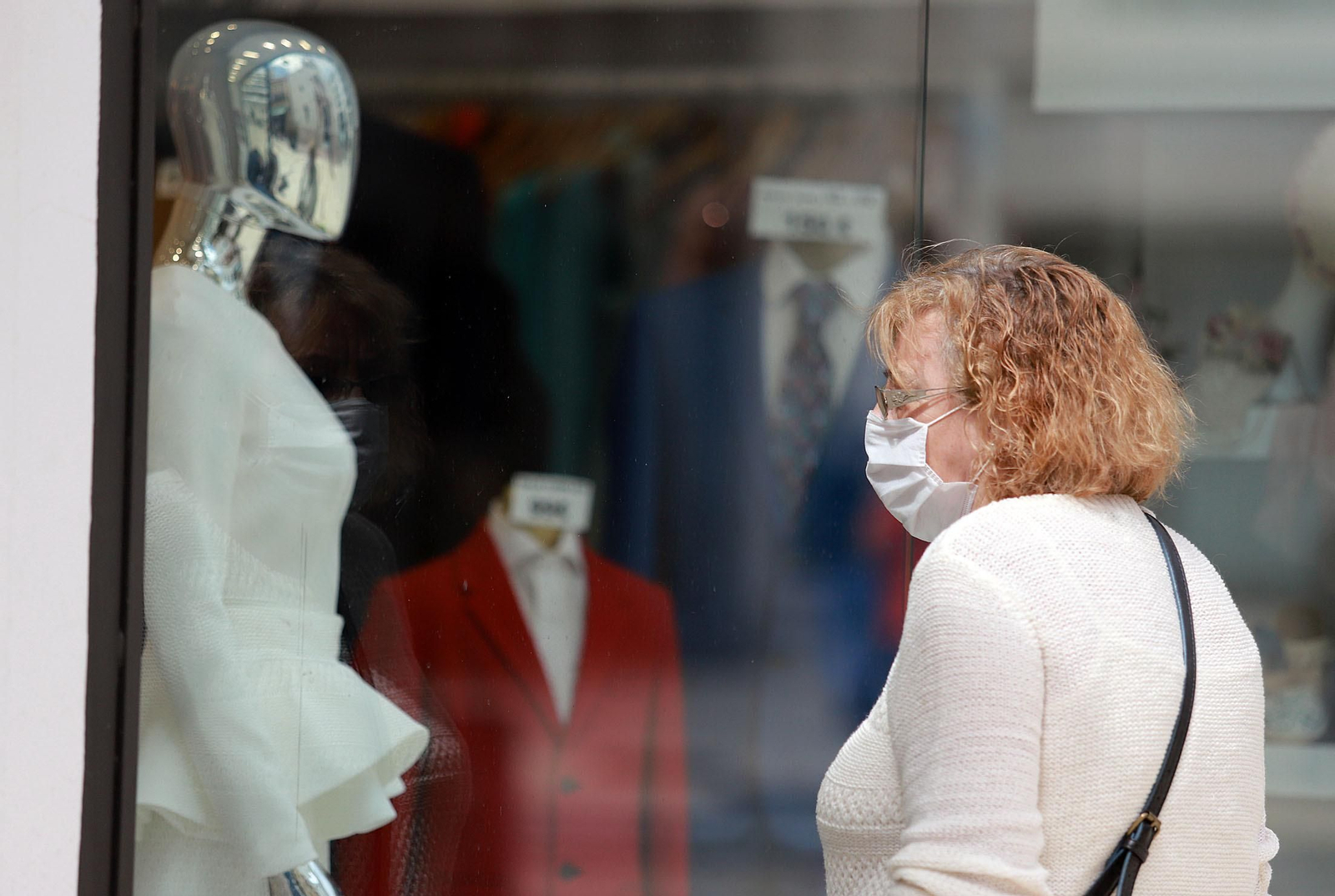 Imágenes de la desescalada en Huelva, primeras horas de la jornada de la fase uno en las calles de la ciudad.