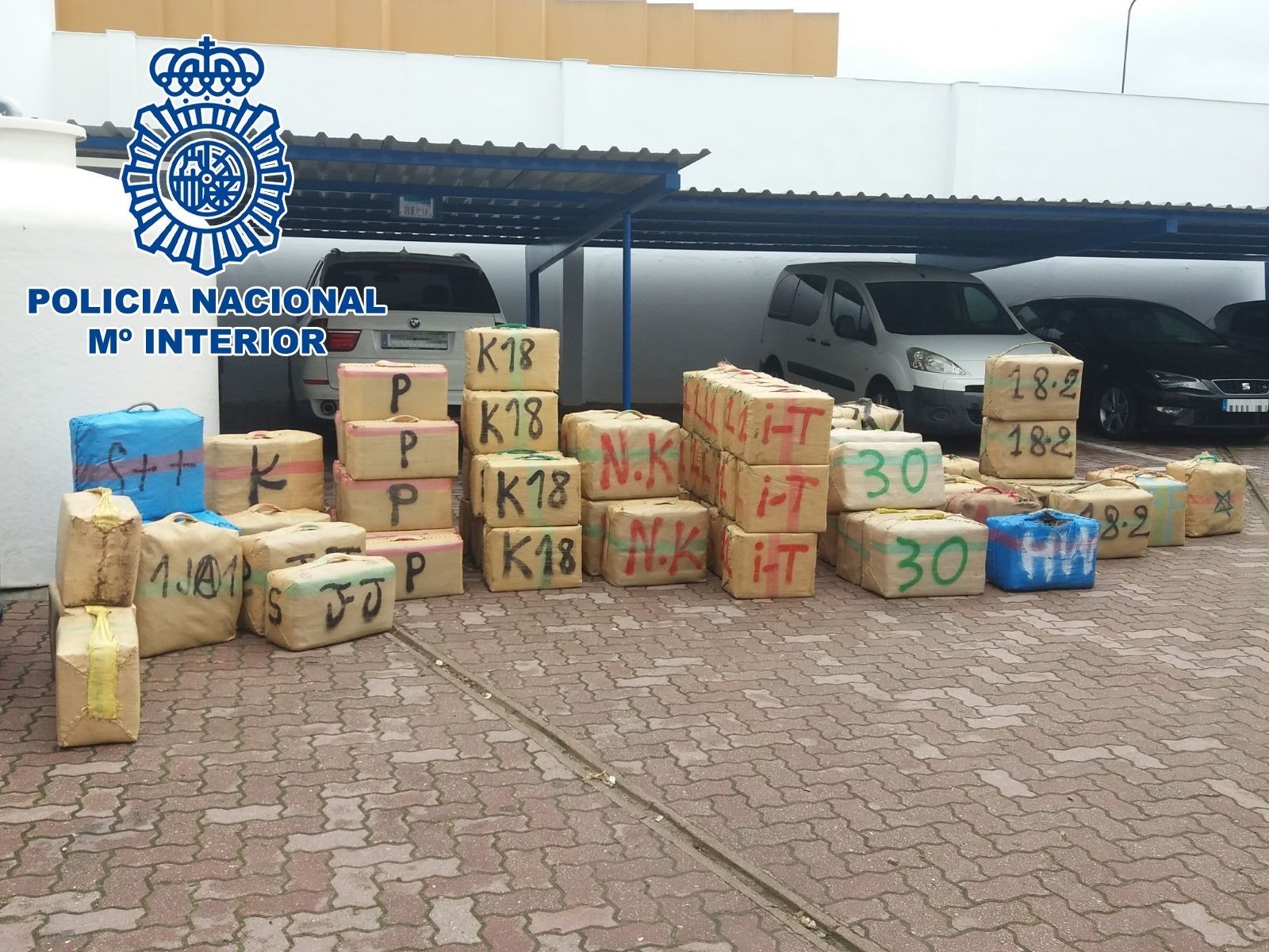 Parte de la droga intervenida en la operación policial.