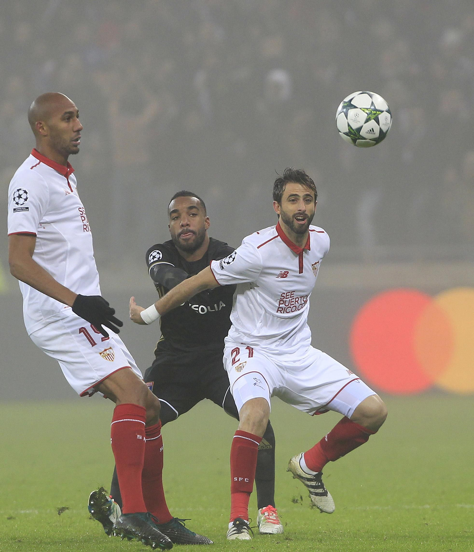 Nico Pareja defiende un centro ante Lacazette.