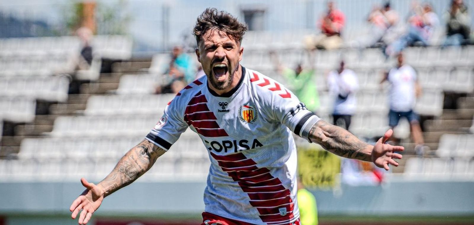 Álvaro Rivero celebra un gol en su etapa en el Hospitalet.
