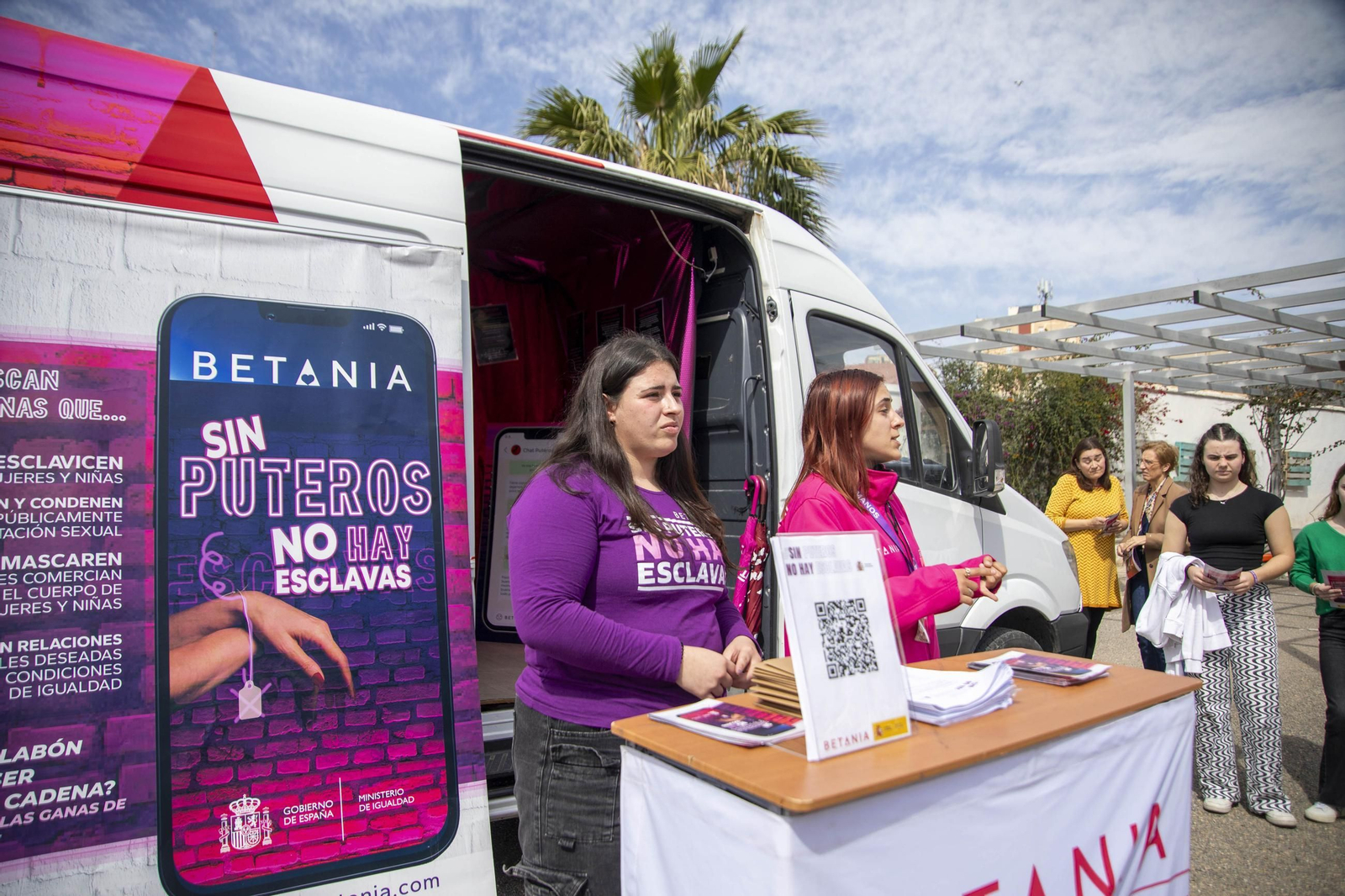 Sensibilización sobre la trata de mujeres en el IES Maestro Padilla de Almería, en imágenes