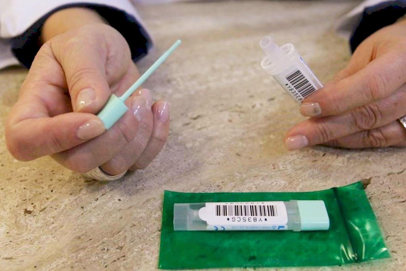 Un ejemplar de la prueba de detección del cáncer de colon.