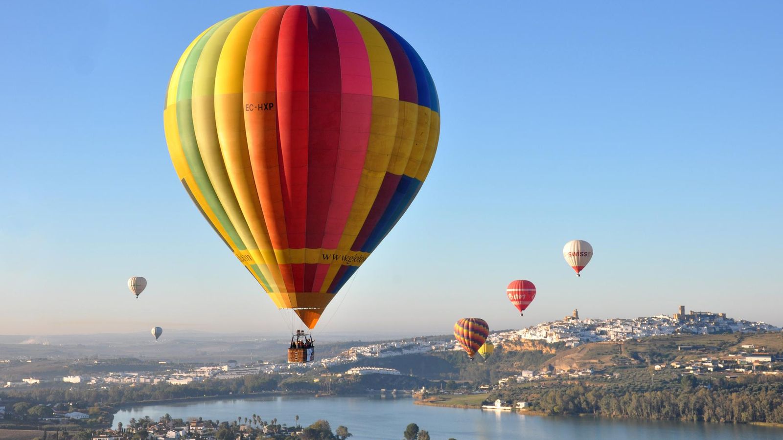 Volando sobre Arcos en globo. Volando sobre Arcos en globo.