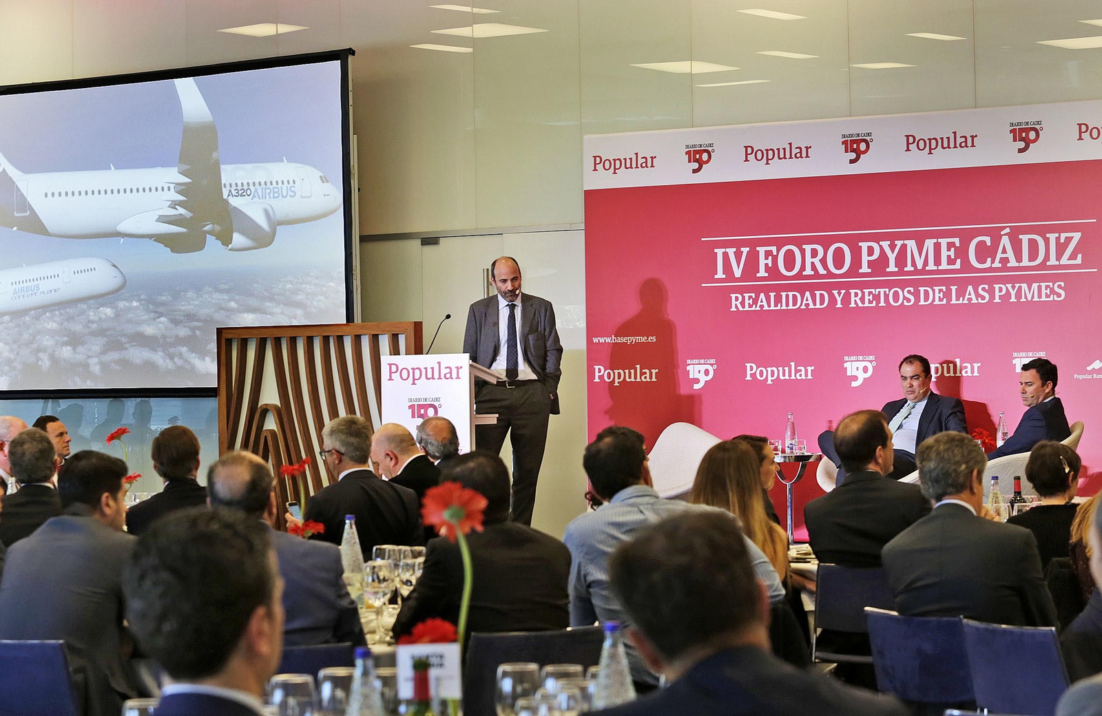 Morell, en un momento de su intervención, con imágenes de uno de los aeromodelos de Airbus en pantalla.