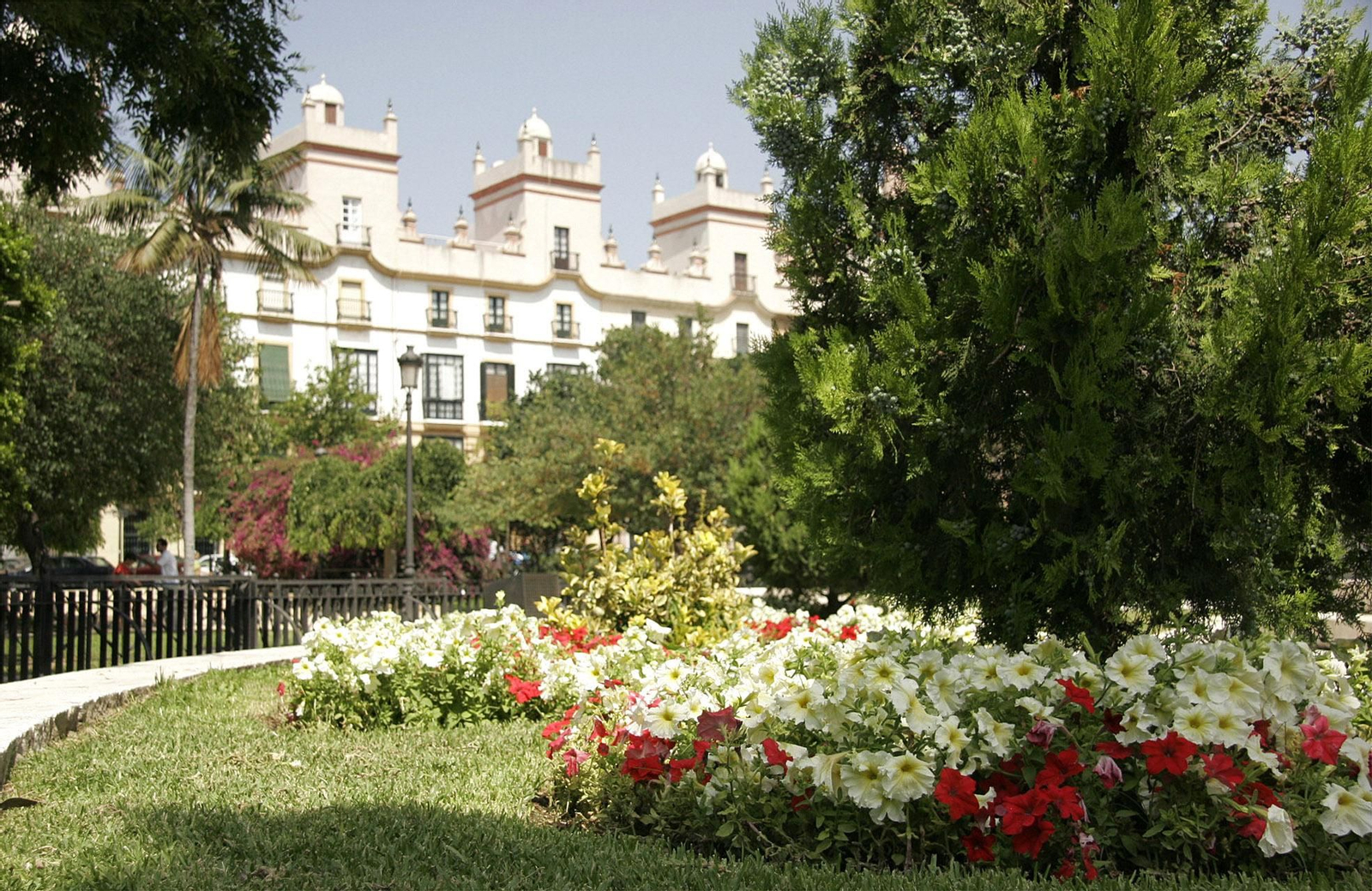 Imagen de archivo de uno de los jardines de la plaza de España
