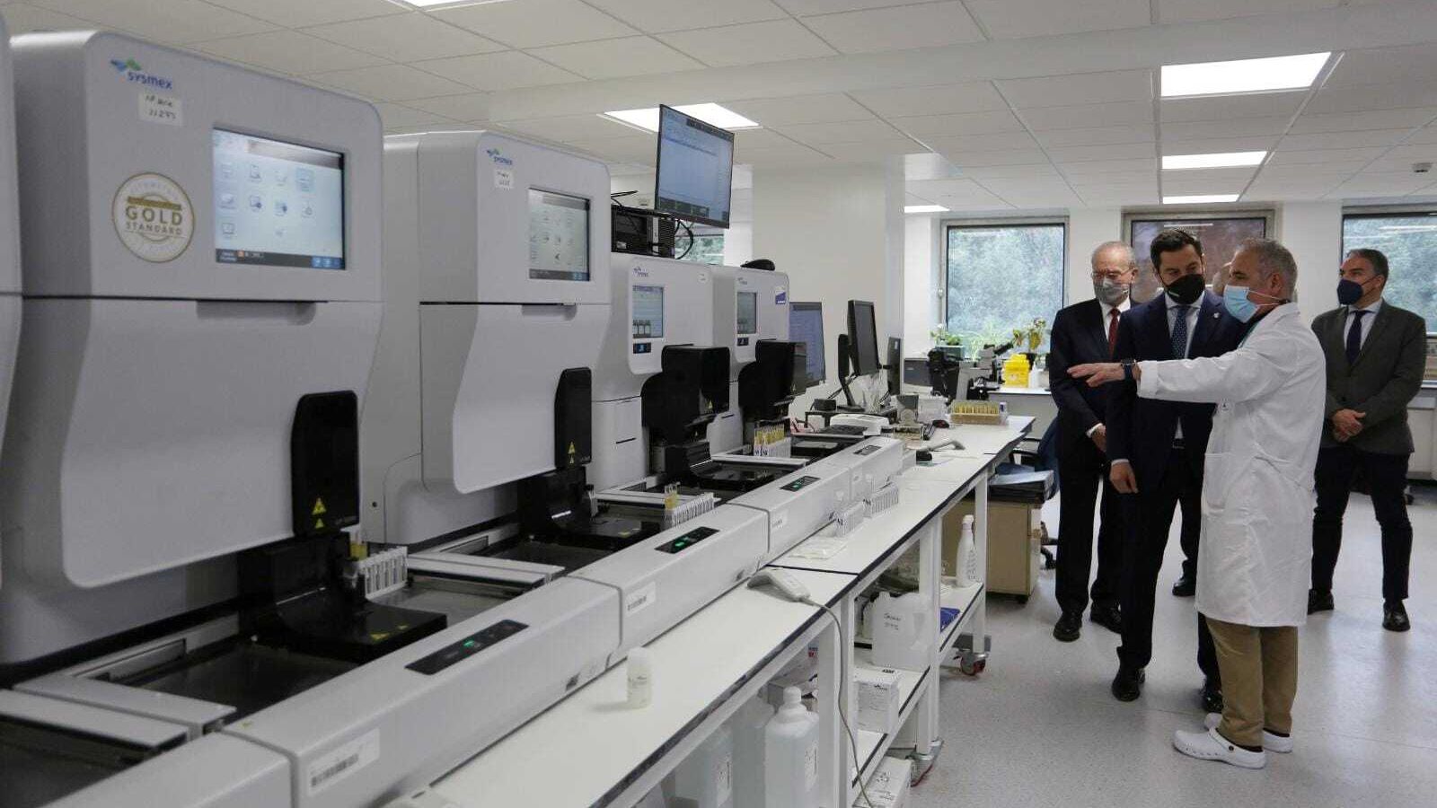 Un profesional explica al presidente de la Junta el funcionamiento del laboratorio.