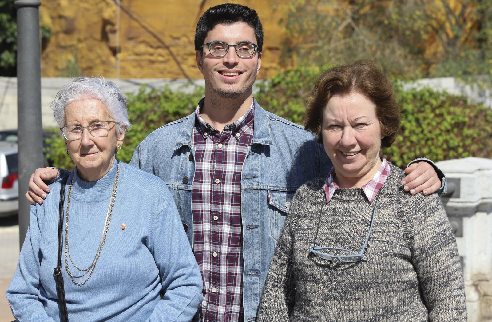 Pepita Ramírez, Zacarías Loukili y María del Carmen Toro, voluntarios de Cáritas.