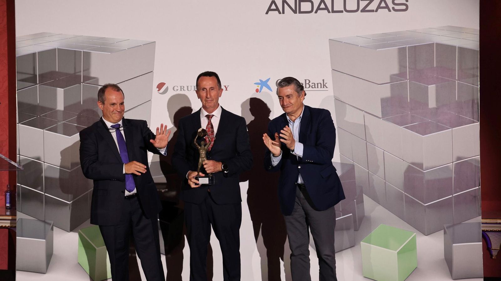 Felipe Castellano y José Castellano, directores generales de EOSS, reciben el premio de la mano de Antonio Sanz Felipe Castellano y José Castellano, directores generales de EOSS, reciben el premio de la mano de Antonio Sanz