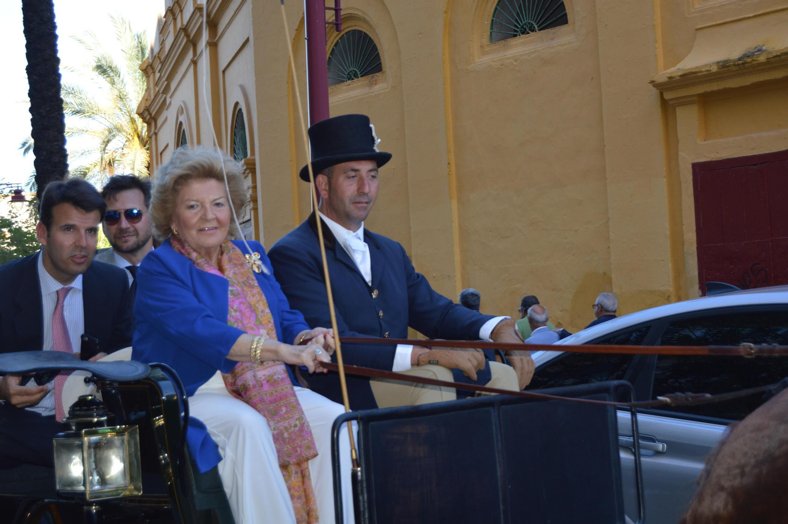 Ana María Bohórquez Escribano, llegando a la Plaza de Toros de Jerez conduciendo su enganche.
