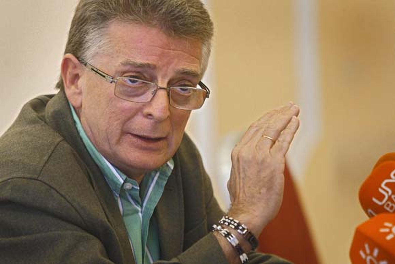 González Cabaña no admite debates fuera del seno del partido