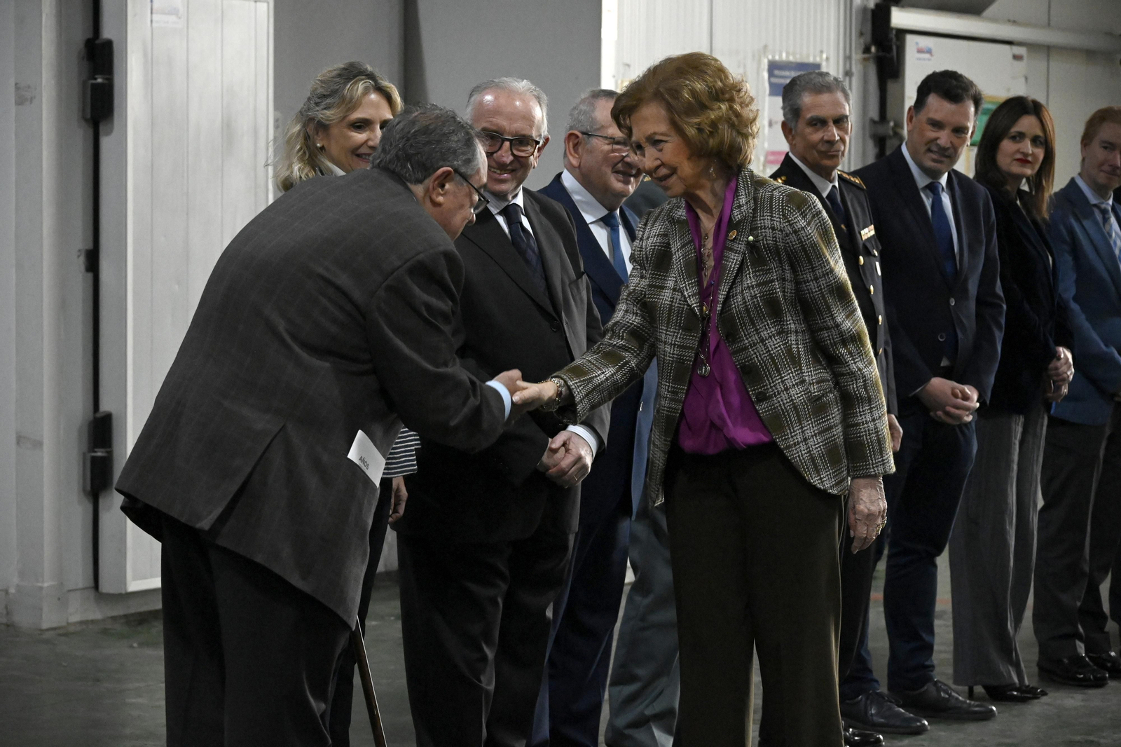 La Reina Sofía visita el Banco de Alimentos de Huelva, en imágenes
