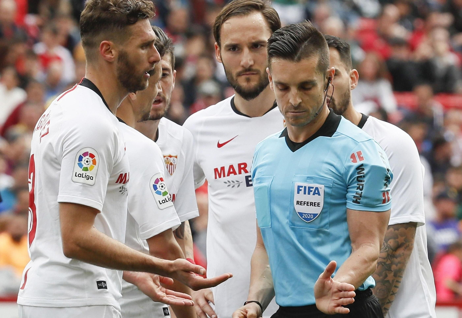 Sergi Gómez, Escudero y Gudelj dialogan con Del Cerro Grande en el Sevilla-Osasuna.