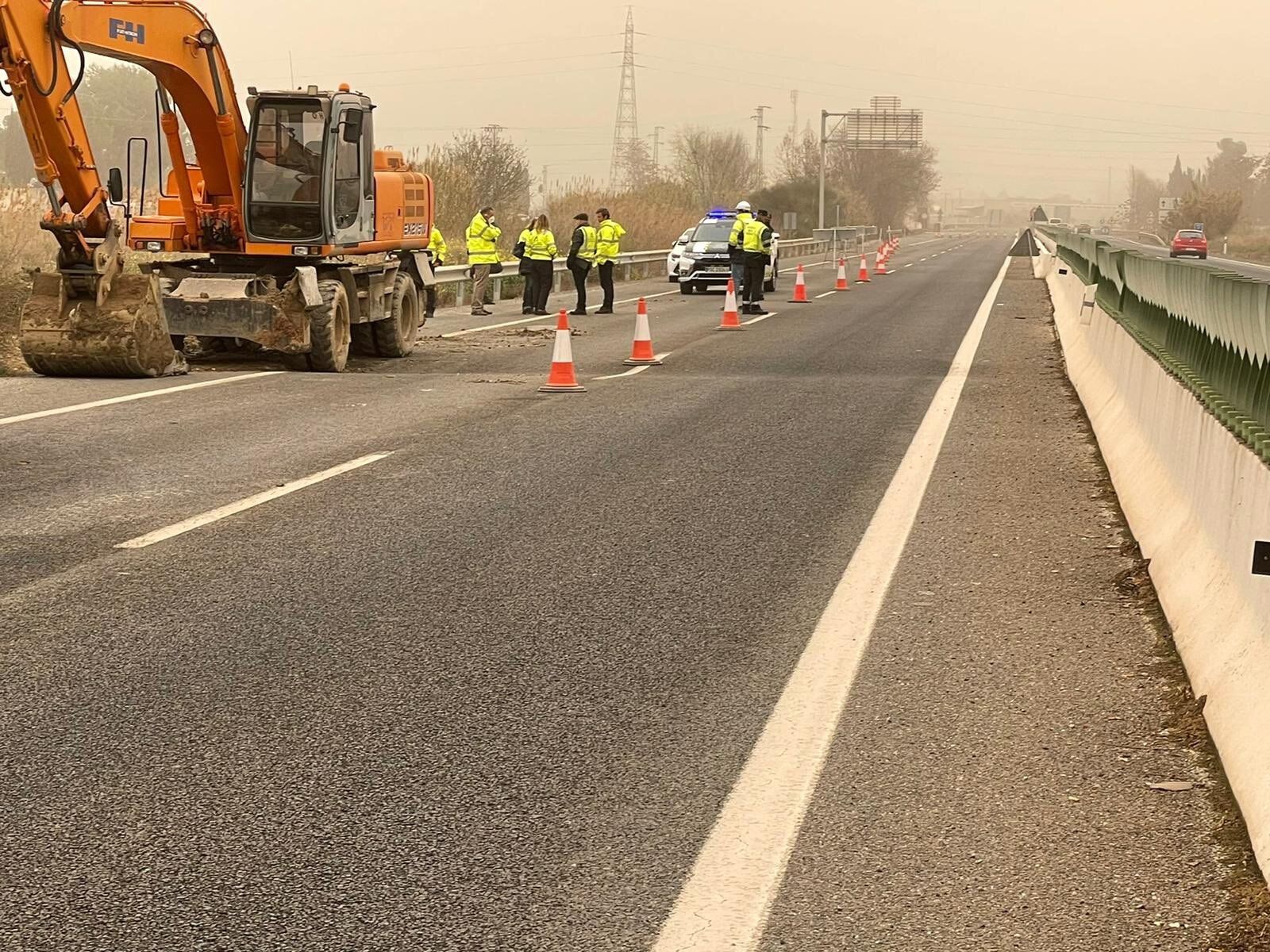 Cortado al tráfico un tramo de la A-92G en sentido Santa Fe por hundimiento en la calzada